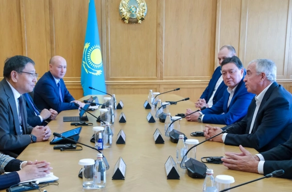 ИИХФ президенті Люк Тардиф Алматы әкімі Ерболат Досаевпен кездесті