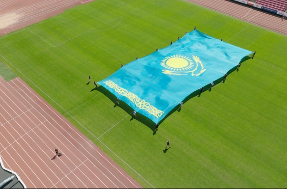 Финляндияда отандастарымыз еліміздің 2027 жылғы ӘЧ өткізуге өтінімін қолдау ретінде Қазақстанның ең үлкен туын желбіретті